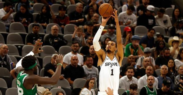 AIYOUXI-福克斯：绿军居然沉退防文班 突破回传就是空位